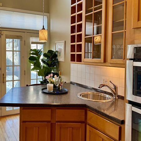 3 Bedroom Spacious Home In Ideal Location W Free Parking Back Yard Pets Welcome Chicago Eksteriør billede